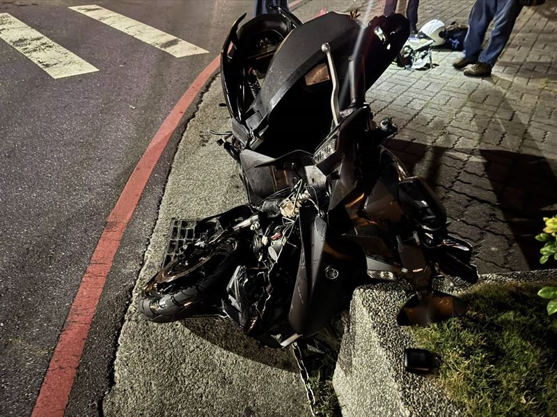 黃男突然左轉與王男發生碰撞,兩輛機車被撞成廢鐵。(圖/翻攝畫面)