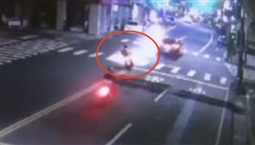 八卦山下深夜驚魂！機車「鬼切」碰撞30萬重機　1騎士腦出血送醫（圖／翻攝畫面）