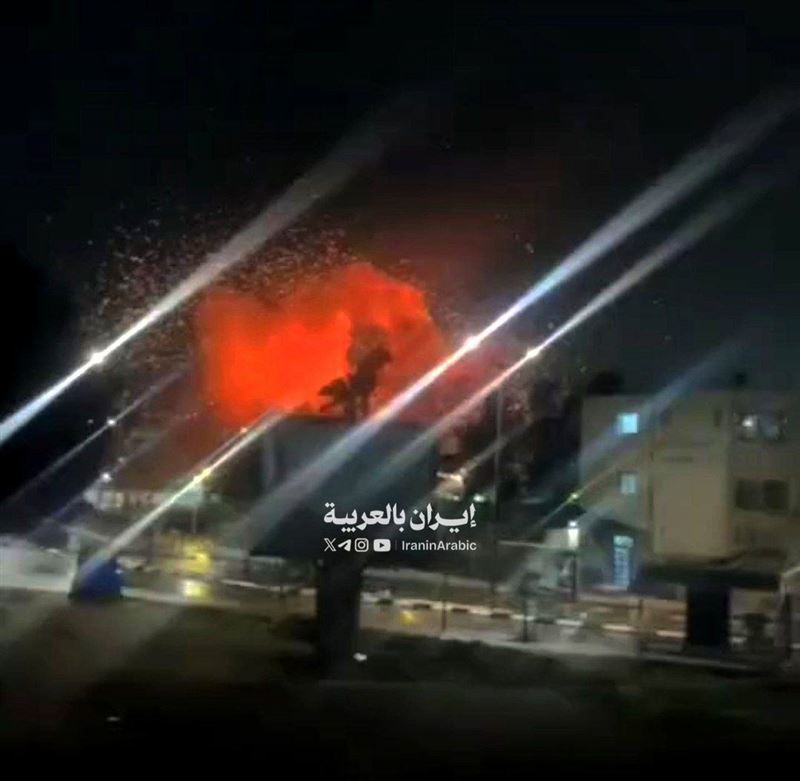 以色列狄莫納被伊朗飛彈擊中瞬間,炸出紅色火球。(圖/翻攝自X平台 @IRAN_urgent_24)