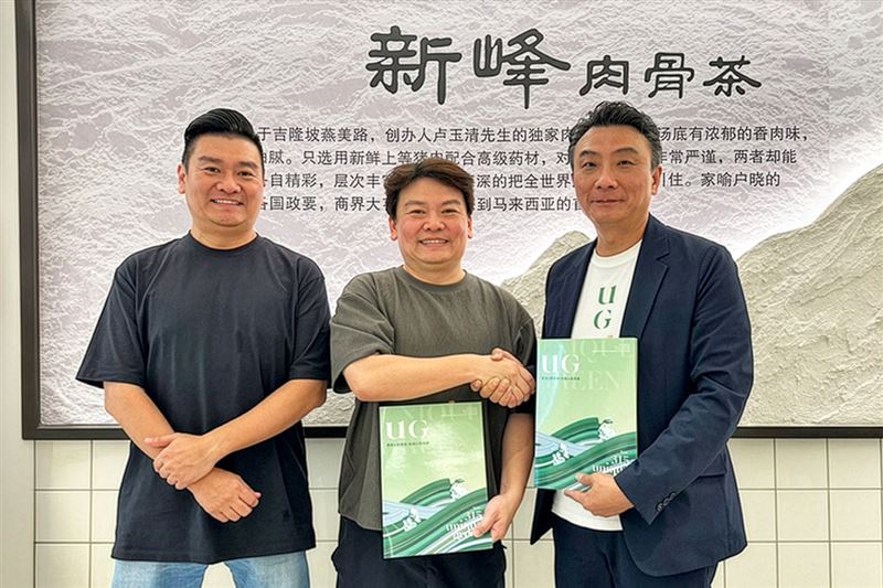 聯發國際董事長鄭凱隆(右)與新峰肉骨茶簽約合作,將共同開發台美餐食市場。(圖/品牌業者提供)