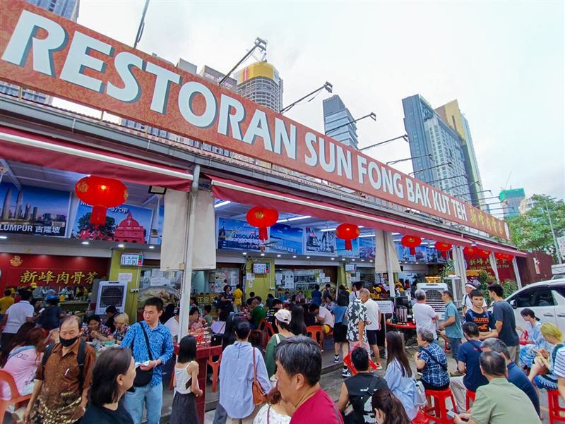 聯發國際與新峰肉骨茶合資合盟,該品牌在馬來西亞已是多年的人氣排隊名店。(圖/品牌業者提供)