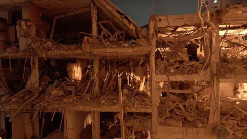 阿拉德公寓遭伊朗飛彈襲擊後全毀。(圖/翻攝自X平台 @DD_Geopolitics)