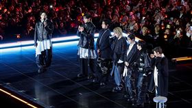 BTS回歸首秀擠爆光化門，RM腳傷仍撐全場，旁邊有放一個小椅子可以稍微休息，超級敬業。（圖／美聯社／達志影像）