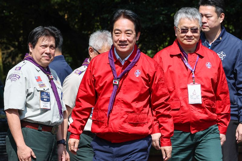 總統賴清德（中）22日上午在陽明山竹子湖，出席「115年全國童軍節慶祝大會」，會前針對核電重啟議題回應媒體提問。賴總統強調，政府希望台灣國家能夠更有韌性，經濟產業可以持續發展，社會也可以繁榮進步，這是最主要的目標