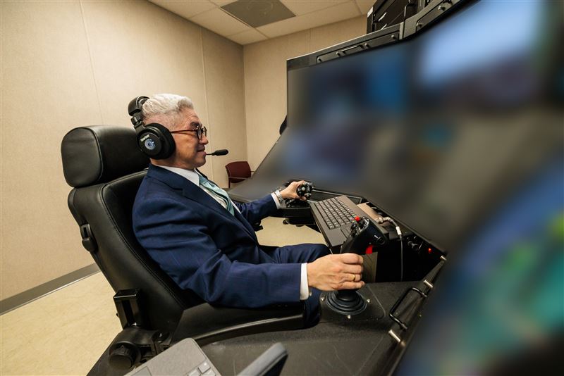 國防部副部長徐斯儉於飛控座見證在空無人機之偵蒐能力。（圖／國防部提供）