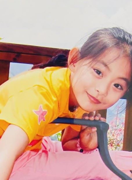 周子瑜罕見談及哥哥,當被問到兄妹互動時,周子瑜一度猶豫表示:「這可以講嗎?但我小時候很常被揍!」此話一出,現場氣氛瞬間笑翻。(圖/翻攝自周子瑜IG)