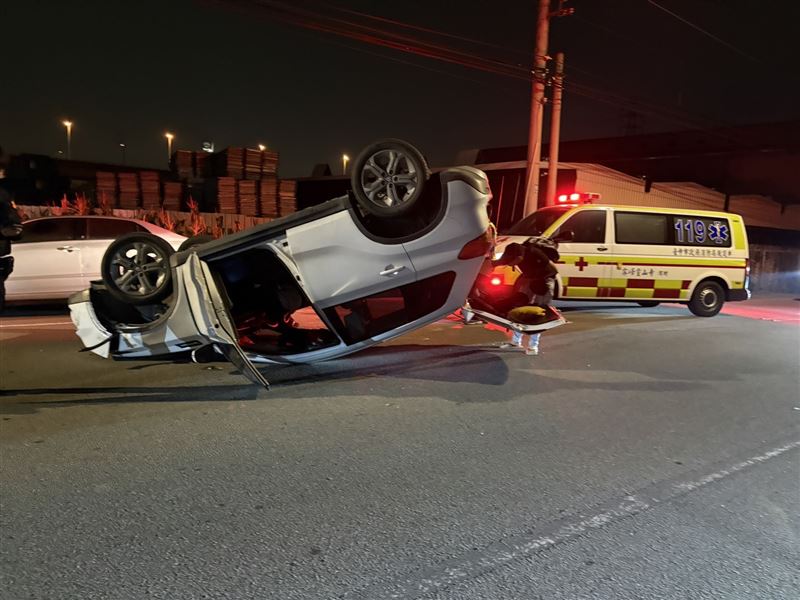 台中24歲男自撞路邊車,導致車輛瞬間彈飛翻覆。(圖/翻攝畫面)