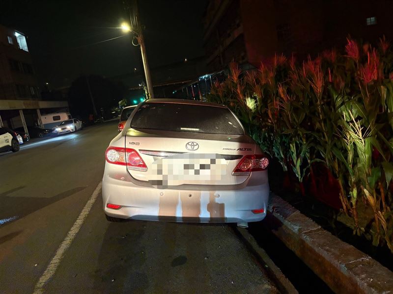 台中24歲男駕「神A」發生翻覆車禍,竟奇蹟無傷。(圖/翻攝畫面)