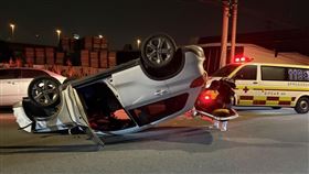 深夜驚魂！台中24歲男駕「神A」自撞路邊車　彈飛翻車竟奇蹟無傷（圖／翻攝畫面）