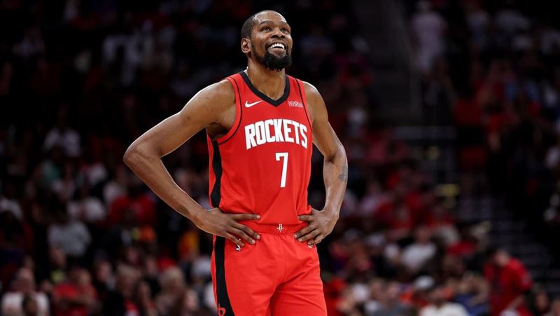 休士頓火箭隊球星杜蘭特（Kevin Durant）職業生涯總得分來到32293分，正式超越傳奇球星喬丹（Michael Jordan），獨居NBA歷史得分榜第5名。（圖／翻攝自X平台 @FDSportsbook）