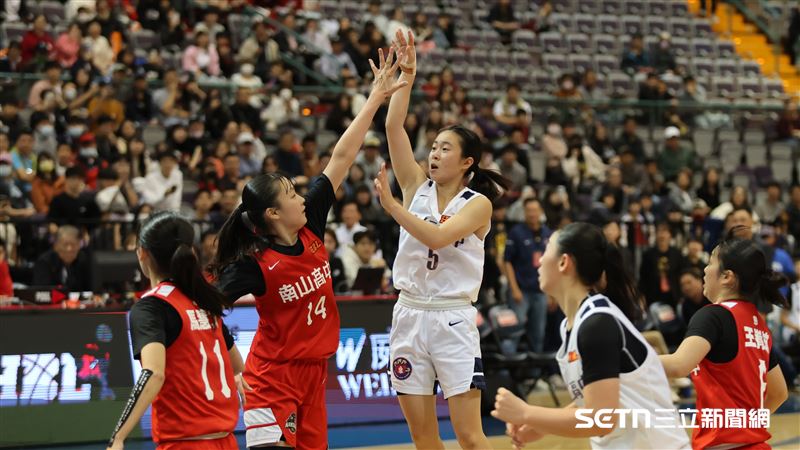 HBL女生組季軍戰,永仁高中吳沛萱投進逆轉2分球。(圖/記者劉彥池攝影)
