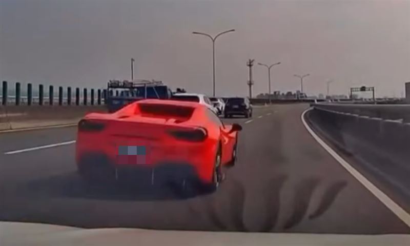 法拉利跑車疑似超車不慎自撞護欄。（圖／翻攝自Threads @a60707458）