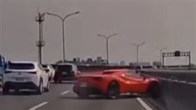 掉漆片！法拉利跑車「鑽車縫超車」帥不到5秒　糗失控自撞旋轉180度（圖／翻攝畫面）