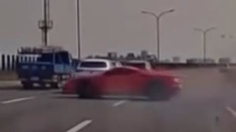 法拉利跑車超車不慎自撞護欄，又失控旋轉180度。（圖／翻攝自Threads @a60707458）