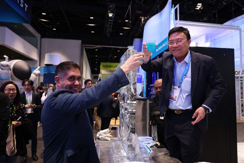 美超微共同創辦人廖益賢於現場展示液冷技術,將液體倒入刻有公司標誌的冰雕裝置,原為技術演示畫面;但隨其遭美國司法部起訴後,連科技評論者Ed Zitron也轉發嘲諷,讓這一幕被解讀為最具諷刺意味的定格。(圖/翻攝自臉書 @美超微)