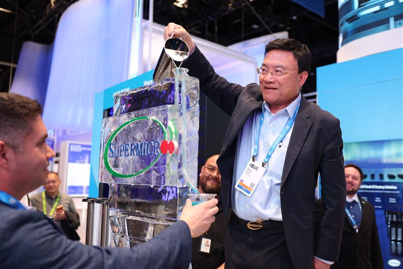 美超微共同創辦人廖益賢於現場展示液冷技術,將液體倒入刻有公司標誌的冰雕裝置,原為技術演示畫面;但隨其遭美國司法部起訴後,連科技評論者Ed Zitron也轉發嘲諷,讓這一幕被解讀為最具諷刺意味的定格。(圖/翻攝自臉書 @美超微)