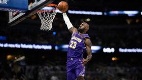 洛杉磯湖人隊球星詹姆斯（LeBron James）於22日對奧蘭多魔術的比賽中先發登場，正式達成職業生涯第1612場例行賽出賽，超越了名人堂中鋒派瑞許（Robert Parish），獨居NBA歷史出賽榜首位。（圖／美聯社／達志影像）