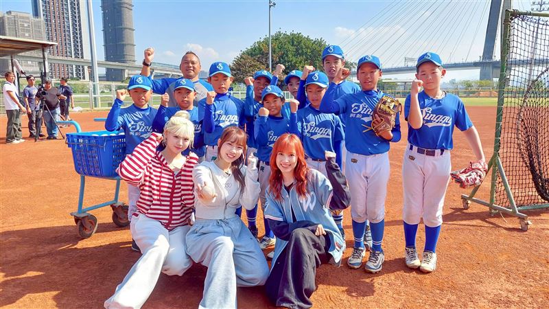 最新一集節目中，安惠志（左）率領台灣女孩小美（中）、芮妮（右）深入興穀國小少棒隊。（圖／Hami 提供）