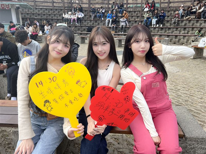 廉世彬（右）搭檔台灣女孩娜比（左）、亮亮（中）跳起專屬「綿羊秀應援舞」位牧羊人應援。（圖／Hami 提供）