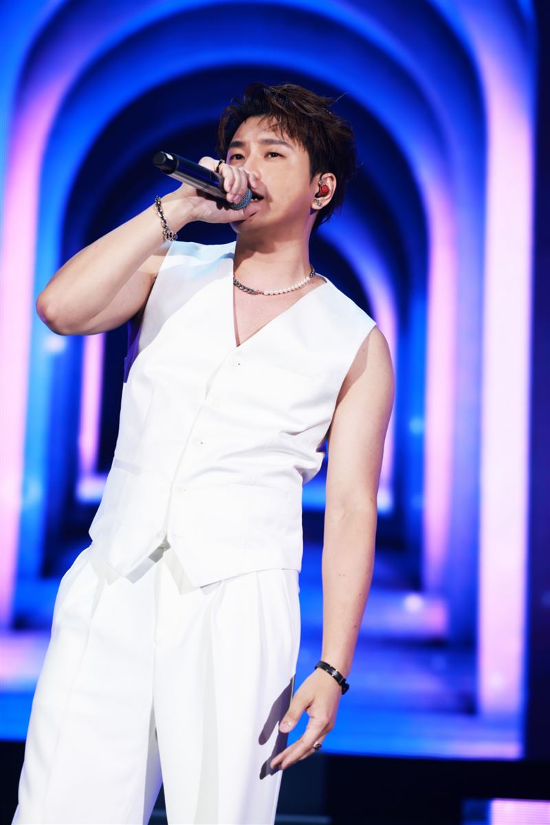 阿弟獨唱〈某年某月某一天〉,許願Energy回歸後前往成都開唱。(圖/相信音樂提供)