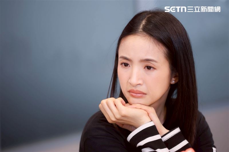 林依晨認真聆聽金老師說話。(圖/記者鄭孟晃攝影)