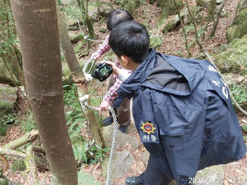 農業部林業保育署台中分署接獲民眾通報，台中市和平區鳶嘴山步道引導繩遭切斷，21日會同雪山派出所完成現場蒐證，發現遭切斷共15處，呼籲山友注意