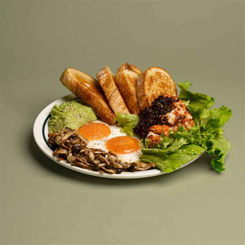 香煎鮮蝦酪梨早餐盤。（圖／品牌業者提供）