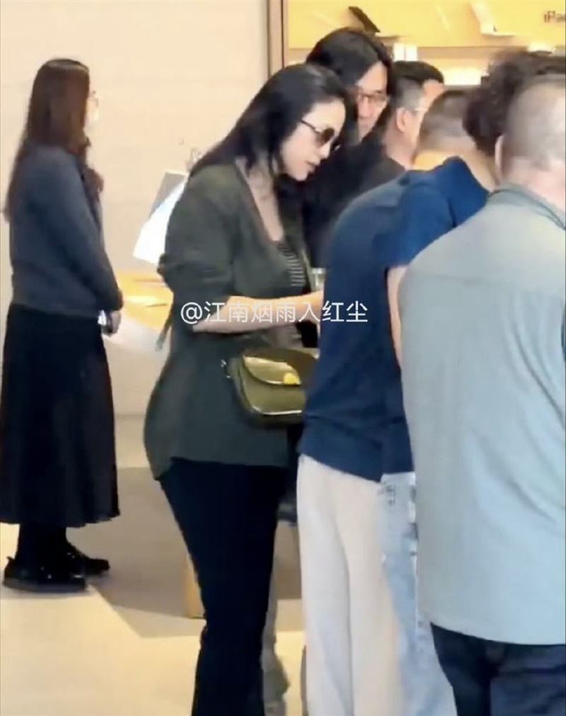 近日湯唯在北京三里屯被直擊與老公一同逛街，因穿著寬鬆、身形略顯圓潤，引發外界聯想是否懷上第二胎。（圖／翻攝自@江南烟雨入红尘微博）