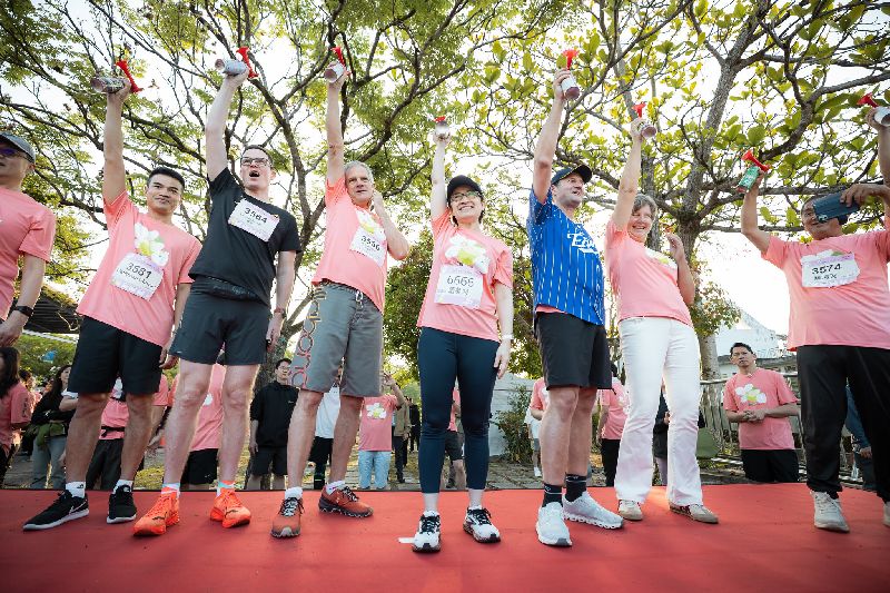 副總統蕭美琴（中）22日邀請多位歐洲駐台代表前往花蓮，出席「2026柚花追香路跑－瑞穗場」。（總統府提供）