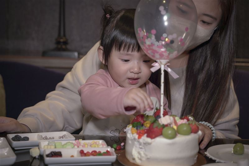 君品酒店「天外奇蹟」蛋糕可選擇DIY方式供親子DIY製作,增加節慶共聚的趣味性。(圖/飯店旅宿業者提供)