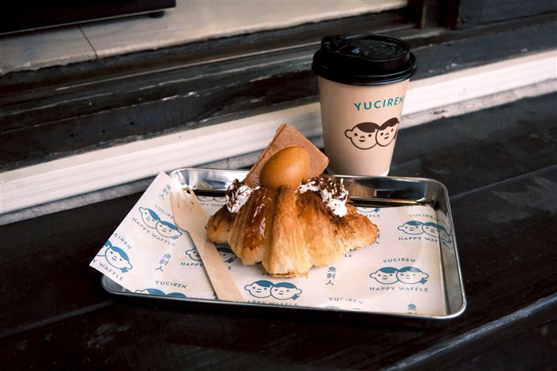 魚刺人雞蛋糕花蓮米崙店,4月1日至12日攜手花蓮名店「找到了可頌」,推出期間限定「聯名提拉米蘇雞蛋糕可頌」。(圖/飯店旅宿業者提供)