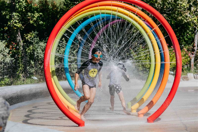 紅葉谷綠能溫泉園區推出兒童節限定贈禮,4月1日至4月6日期間,每日購票入園前30組遊客可獲得限量「甜香爆米花」乙份,圖為冷泉遊戲區。(圖/飯店旅宿業者提供)