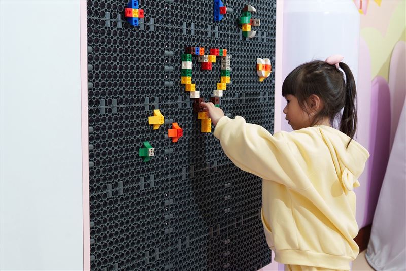 淡水福容利百代積木牆。(圖/飯店旅宿業者提供)