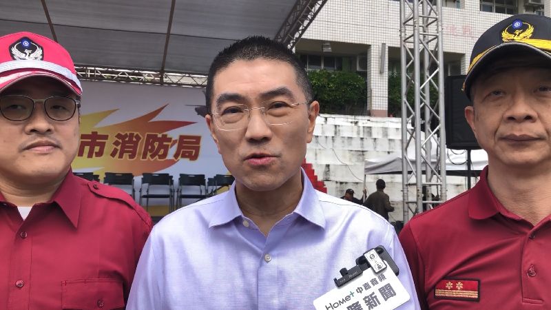 基隆市政府已編列追加預算，針對消防人員危險職務加給提高4成，最多增加新台幣3880元，基隆市長謝國樑（中）22日出席義消訓練成果驗收活動後受訪說，若獲基隆市議會通過，預計下半年實施