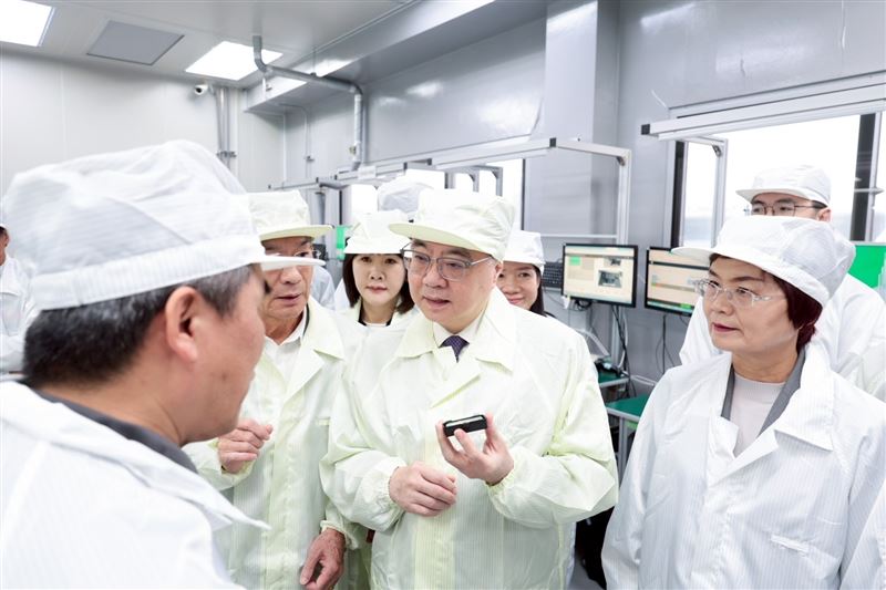 行政院長卓榮泰今（22）日前往彰化縣參訪為升電裝工業股份有限公司，了解該公司研發「雷盾無人機反制系統」成果。（圖／行政院提供）