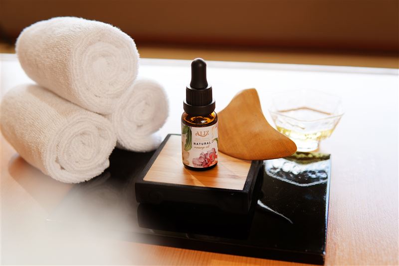 「尋香入脈」專屬禮盒，內含植物護理油與手工肖楠木撥筋器具。（圖／飯店旅宿業者提供）