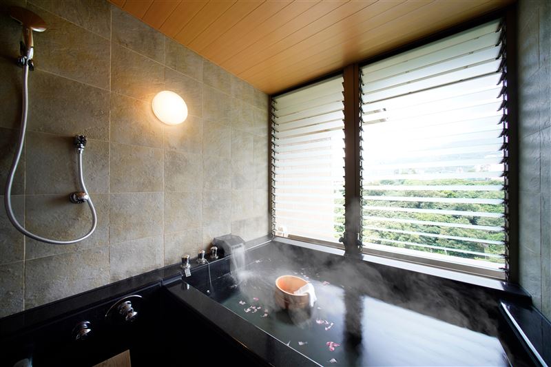 浸浴白磺美人湯促進循環，舒解春日倦怠感。（圖／飯店旅宿業者提供）