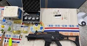 毒窟變實驗室恆春警破門驚見爆裂物＋毒菸油3嫌當場落網。（翻攝照片）