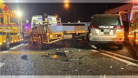 國道1號北向楊梅段21日晚間發生6車連環追撞事故，疑因故障車停於外側車道，後方車輛未保持安全距離連續追撞，造成3人受傷送醫。（圖／翻攝畫面）