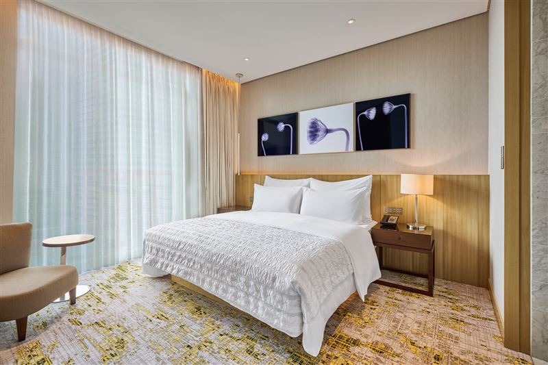 即日起至6月22日台北寒舍艾美酒店推出「旅途多一度」住房專案，以彈性房價加99元，即贈1,000元餐飲抵用券。（圖／飯店旅宿業者提供）