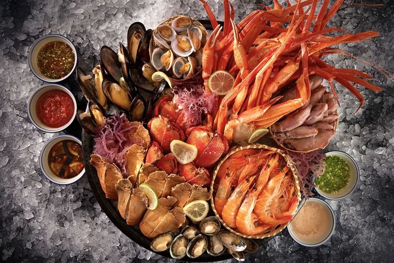 台北寒舍艾美酒店探索廚房「延饗午宴」週末午餐限定加開，活動期間每週五、六、日加開午宴第二場席次，將下午茶餐全面調整為假日午餐菜色，每位2,580元+10%，可品嚐到帝王蟹、龍蝦、和牛、干貝等頂級海陸珍饌。（圖／飯店旅宿業者提供）