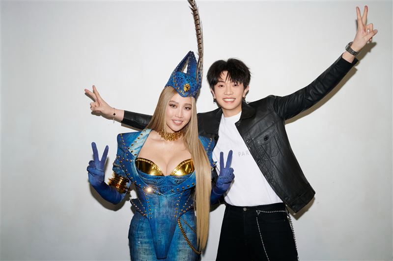 顏人中苦等7年，終於與A-Lin同台合作。（圖／众悅娛樂提供）