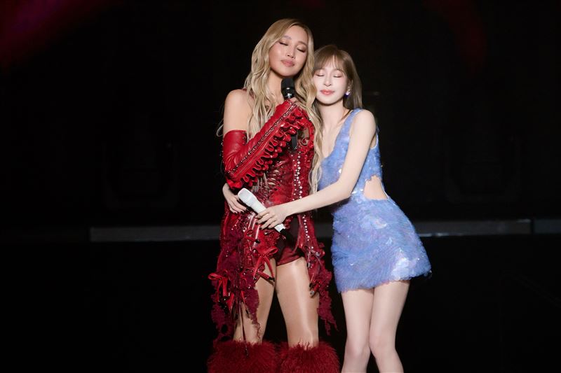 A-Lin時隔1年與王心凌合作，台上揪喝「開心水」。（圖／众悅娛樂提供）