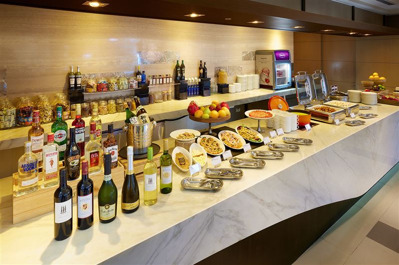 JR東日本大飯店台北行政貴賓酒廊供應精緻輕食點心，每日Happy Hour時段還有日本清酒暢飲等高規格服務，吸引高端商務與品味型旅客。（圖／飯店旅宿業者提供）