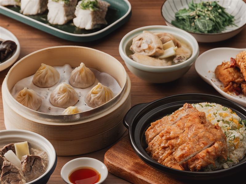 台北漢來大飯店與南港LaLaport的漢來上海湯包自3月20日至6月30日聯袂推出「漢來雙璽．品饌雙饗」住房專案，雙人一泊二食每人只要4,500元起。（圖／飯店旅宿業者提供）