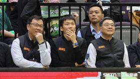 HBL男、女生組冠軍戰，行政院長卓榮泰在運動部長李洋、政務次長鄭世忠陪同下到臺北小巨蛋觀賽。（圖／記者劉彥池攝影）