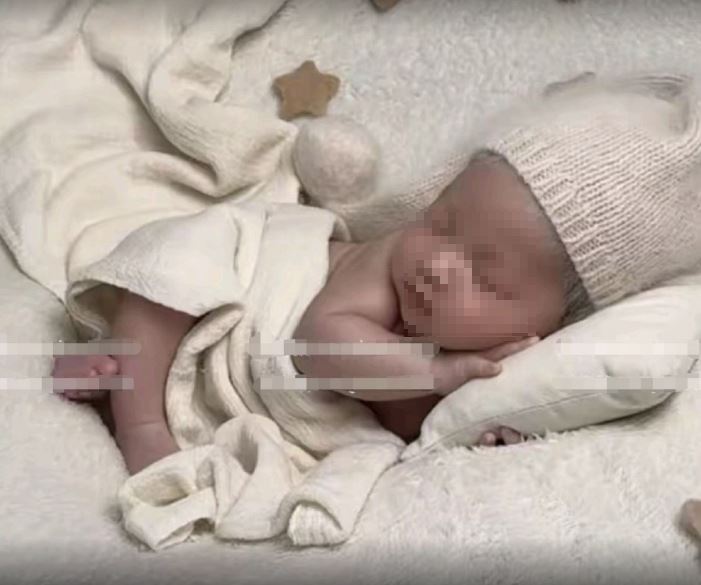 馬筱梅近日分享兒子「汪寶兒」的寫真側拍,只見出生滿26天的新生兒安靜躺在軟墊上,時而熟睡、時而張眼,模樣相當療癒,吸引大批網友關注。(圖/翻攝自微博)