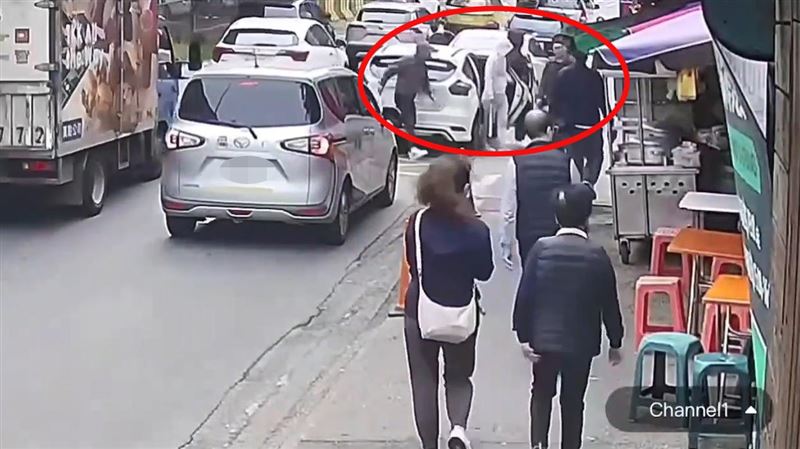 10多名黑衣人一下車後,隨即衝進會館內部猛砸並對內部人員叫囂,隨即又上車往辛亥路方向逃逸。(圖/翻攝畫面)