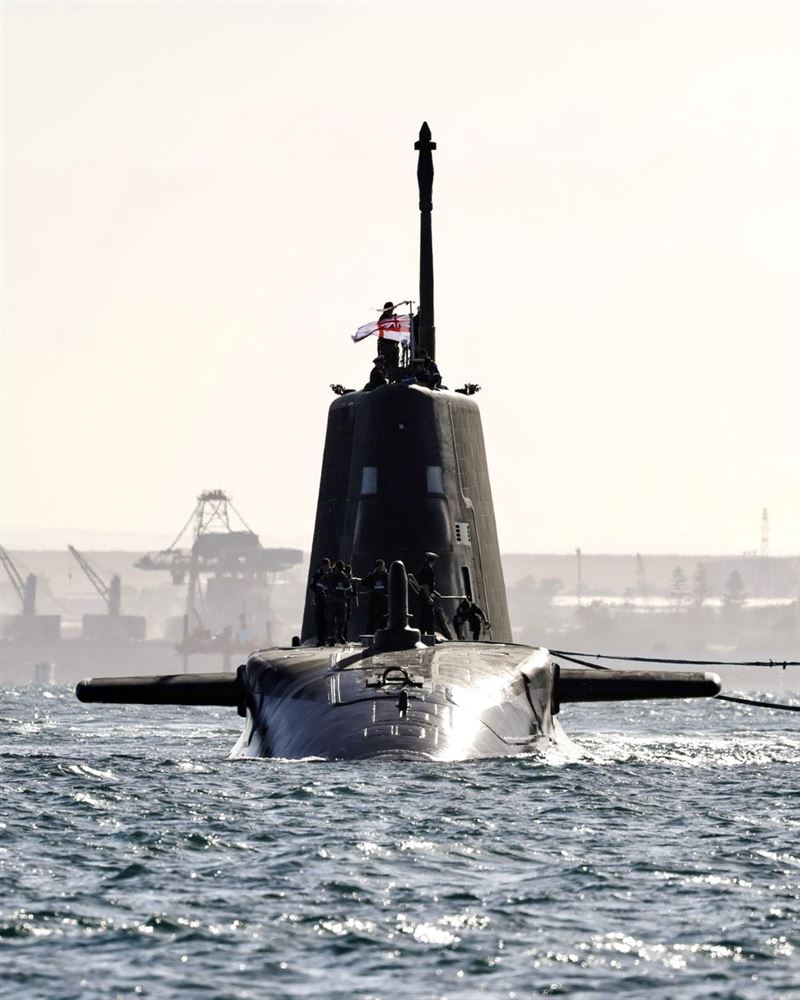 英國皇家海軍核動力潛艇「安森」號抵達阿拉伯海,正值美國揚言擴大對伊朗軍事行動之際,時機敏感。(圖/翻攝自X平台 @shanaka86)