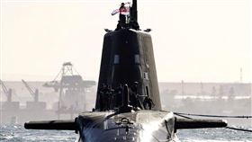 英國皇家海軍核動力潛艇「安森」號抵達阿拉伯海，正值美國揚言擴大對伊朗軍事行動之際，時機敏感。（圖／翻攝自X平台 @shanaka86）